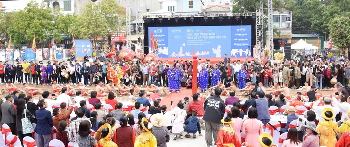 Người dân Hà Nội và nhiều tỉnh lân cận hào hứng cổ vũ các đội đến từ Long Biên, Phú Thọ, Bắc Ninh, Lào Cai, Ninh Bình…Màn kéo co ngồi của cộng đồng đền Trấn Vũ - di sản được UNESCO ghi danh tiếp tục là điểm nhấn thu hút đông đảo người xem.