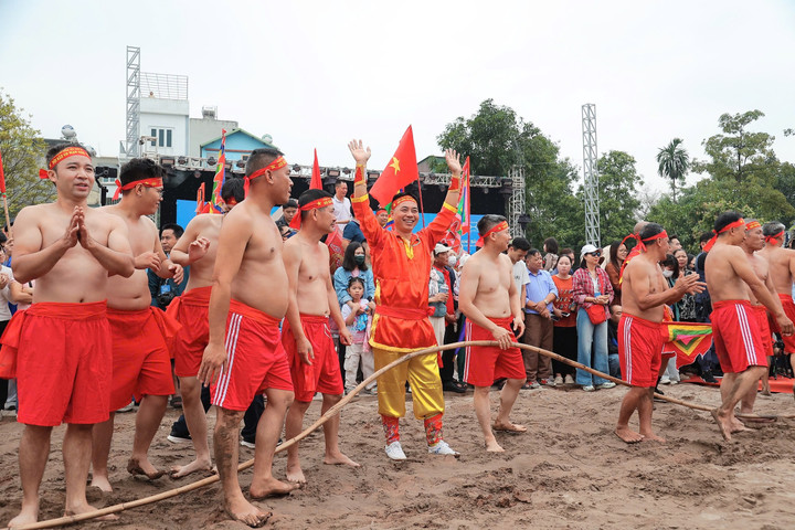 Ông Nguyễn Mạnh Hà, Bí thư Đảng ủy - Chủ tịch HĐND phường Long Biên, nhấn mạnh kéo co không chỉ là trò chơi dân gian mà còn là nghi lễ tín ngưỡng gắn với ước vọng trị thủy, chống lũ, cầu mưa thuận gió hòa của cư dân nông nghiệp. “Tiếng hô kéo co là tiếng vọng của niềm vui, của ước mong quốc thái dân an”, ông nói.