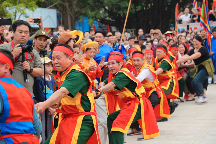 Một trong những phần trình diễn gây chú ý là màn kéo co huy động cả trăm người của cộng đồng Hòa Loan (Phú Thọ), vốn là nghi thức thường tổ chức vào dịp Tết giữa hai đội thuộc hai dòng họ lớn của làng.