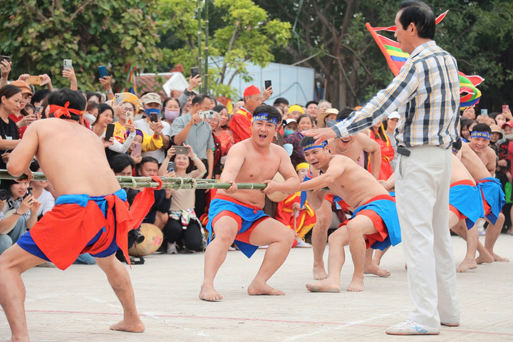 Biểu diễn kéo co trong lễ hội truyền thống đoàn Xuân Lai (Hà Nội). Thay vì dùng thừng, hai đội dùng hai cây tre có hai đầu móc vào nhau gọi là kéo mỏ.