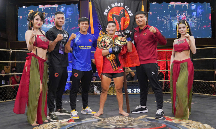 Nguyễn Trần Duy Nhất (áo xanh) chia vui với Mùi Trọng Vinh (giữa).