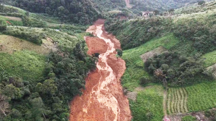 Hiện trường sạt lở núi nhìn từ trên cao. (Ảnh: Đ.N)