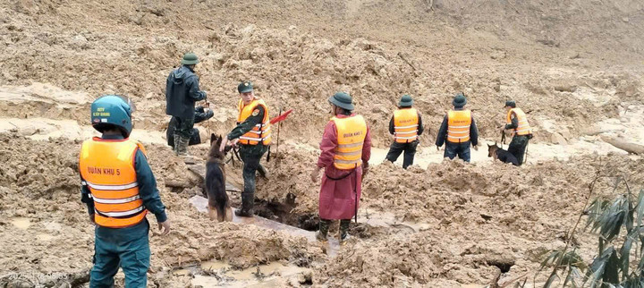 Lực lượng tham gia tìm kiếm gồm các đơn vị thuộc Quân khu 5, cùng với sự hỗ trợ của lực lượng công an, dân quân tự vệ địa phương. (Ảnh: B.P)