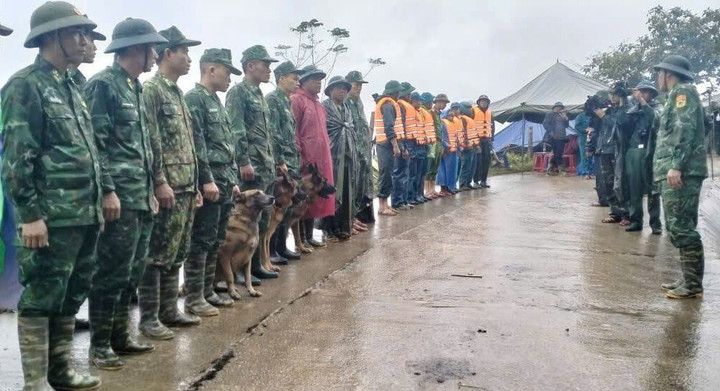 Đại tá Đỗ Xuân Hùng - Phó Tham mưu trưởng Quân khu 5 - có mặt tại hiện trường từ sáng sớm để trực tiếp chỉ huy, điều phối lực lượng và phương tiện cứu hộ. Tại đây, ông nghe báo cáo nhanh từ các đơn vị tham gia và trực tiếp khảo sát địa hình phức tạp, nhiều bùn nhão, gây khó khăn cho việc tiếp cận. (Ảnh: B.P)