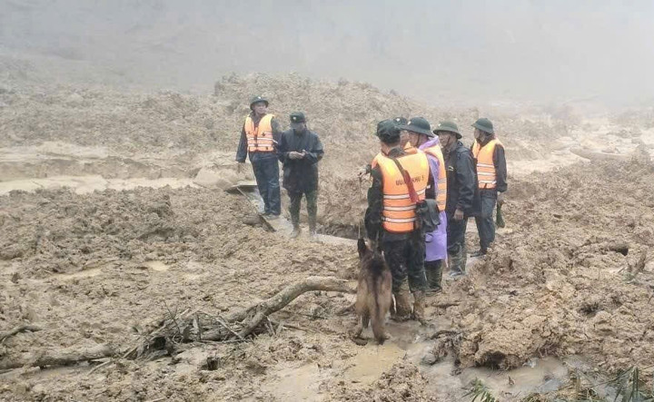 Qua nắm thông tin ban đầu, sạt lở khiến 3 người nghi bị vùi lấp gồm ông Zơ Râm Nhô (công an viên), bà Bríu Thị Tép (vợ ông Nhô) và Hốih Zi Nút. Ngoài ra, vụ sạt lở cũng vùi lấp 7 xe máy của người dân, 3 nhà duông (chòi tạm dựng ở rẫy). (Ảnh: B.P)