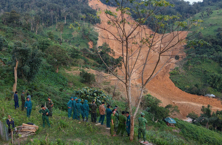 Ngày 15/11, tình trạng sạt lở núi ở thôn Pứt vẫn chưa có dấu hiệu dừng lại. Đáng chú ý, một ngọn núi ở kế bên khu vực xảy ra sạt lở kinh hoàng hôm 14/11 cũng xuất hiện vết nứt lớn, tiềm ẩn nguy cơ sạt lở rất cao. Để đảm bảo an toàn, cơ quan chức năng chưa triển khai lực lượng tiếp cận khu vực nghi có người bị vùi lấp. (Ảnh: B.P)