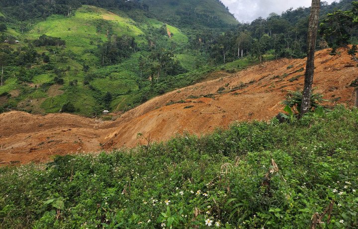 Theo Bí thư Đảng ủy xã Hùng Sơn Nguyễn An, ngoài yếu tố thời tiết, một nguyên nhân khác cũng làm gián đoạn công tác tìm kiếm các nạn nhân mất tích là bên cạnh vết sạt lở hôm 14/11 hiện xuất hiện thêm một vết nứt khác. Vết nứt này chưa xác định được độ rộng và chiều dài vì các lực lượng chưa thể đến trực tiếp để kiểm tra. (Ảnh: B.P)