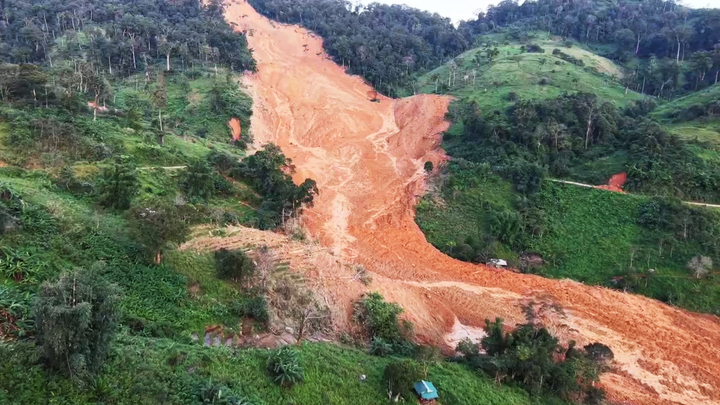 Thời điểm xảy ra sạt lở, trời nắng ráo. Khu vực bị sạt lở rộng lớn, kéo dài hơn 1km. Ước tính, cả triệu m³ đất, đá từ quả đồi trên cao đổ ập xuống. (Ảnh: B.P)