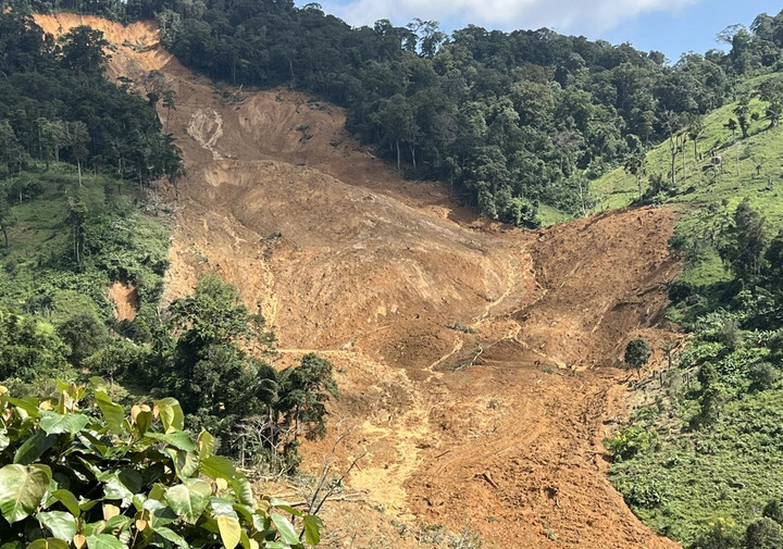 Khoảng 9h35 ngày 14/11, tại khu vực suối Azắt, thôn Pứt, xã Hùng Sơn, TP Đà Nẵng, nhiều người dân trải qua cảm giác kinh hoàng khi chứng kiến lượng lớn đất đá từ núi trút ào ạt như thác xuống khu vực đất canh tác. (Ảnh: B.P)