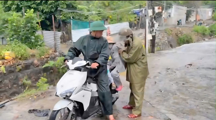 Lực lượng chức năng hỗ trợ sơ tán người dân vùng sạt lở. (Ảnh: C.A)