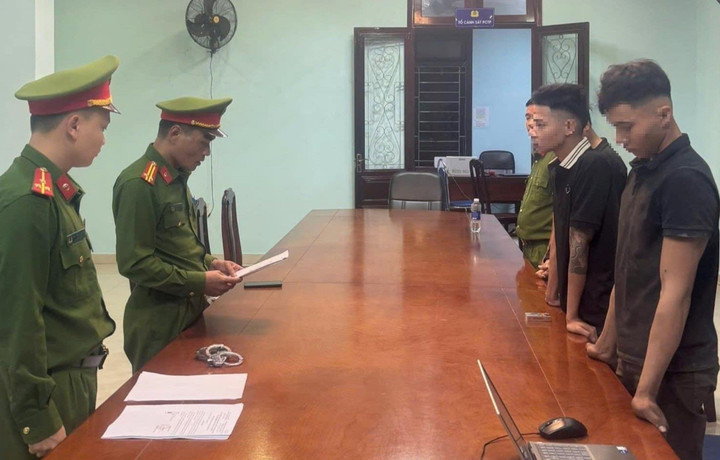 Cán bộ Cơ quan Cảnh sát điều tra Công an TP Huế đọc các lệnh bắt, cấm đi khỏi nơi cư trú với 3 thanh niên có hành vi trộm vật tư trên công trình cao tốc La Sơn - Hoà Liên.