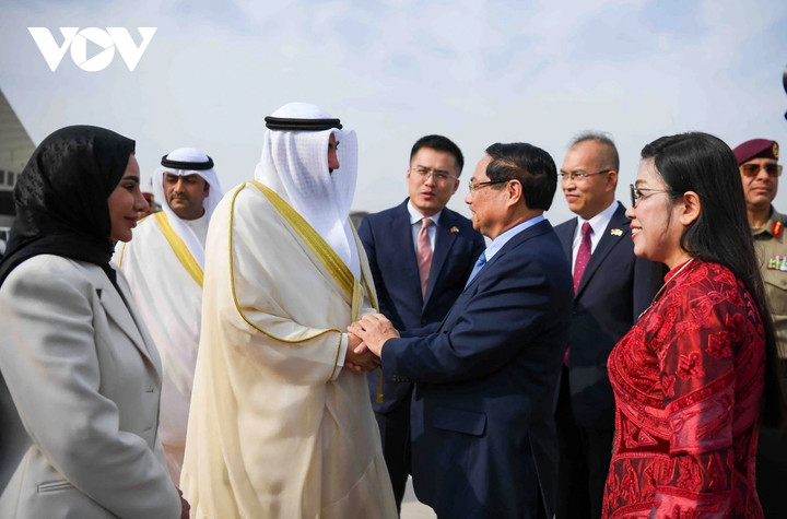 Quan chức bên phía Kuwait đón Thủ tướng Phạm Minh Chính và Phu nhân tại sân bay.