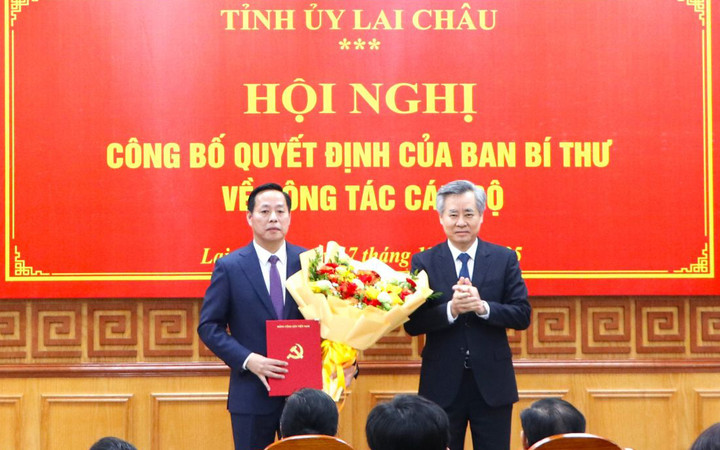 Phó Trưởng Ban Tổ chức Trung ương Nguyễn Quang Dương trao Quyết định của Ban Bí thư cho Phó Bí thư Tỉnh ủy Lai Châu Hà Quang Trung (bên trái).