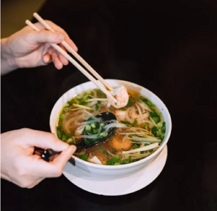 Người Việt có nhiều quy tắc trong việc sử dụng đũa. (Ảnh: pexels).