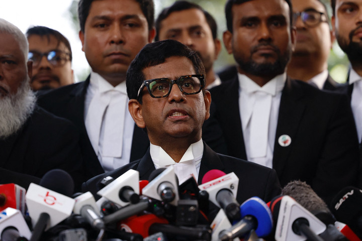 Ông Muhammad Tajul Islam, trưởng công tố Tòa án Tội phạm Quốc tế Bangladesh (ICT), họp báo sau khi tuyên án tử hình vắng mặt cựu Thủ tướng Sheikh Hasina, tại Dhaka, Bangladesh, ngày 17/11/2025. (Ảnh: REUTERS/Mohammad Ponir Hossain)