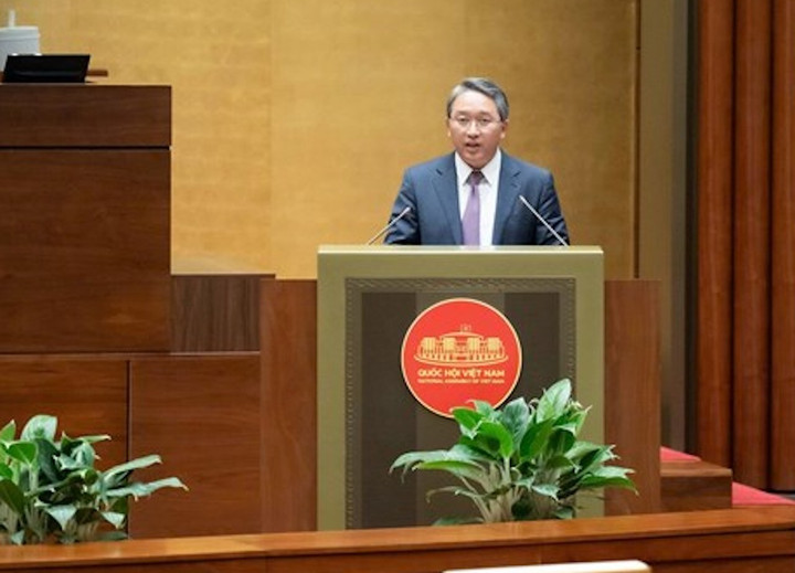 Địa phương có điều kiện sẽ miễn phí sách giáo khoa từ năm học 2026–2027 Bộ trưởng Bộ Tư pháp Nguyễn Hải Ninh trình bày tờ trình.