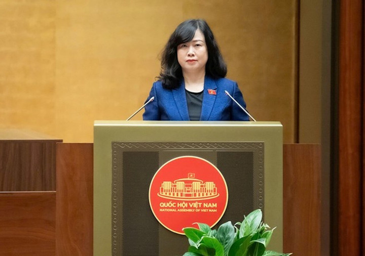 Bộ trưởng Bộ Y tế Đào Hồng Lan thừa uỷ quyền của Thủ tướng Chính phủ trình bày tờ trình về dự thảo.