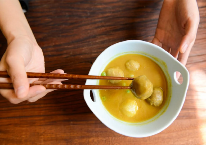 Việc dùng đũa xiên thức ăn bị coi là đại kỵ. (Ảnh: pexels).