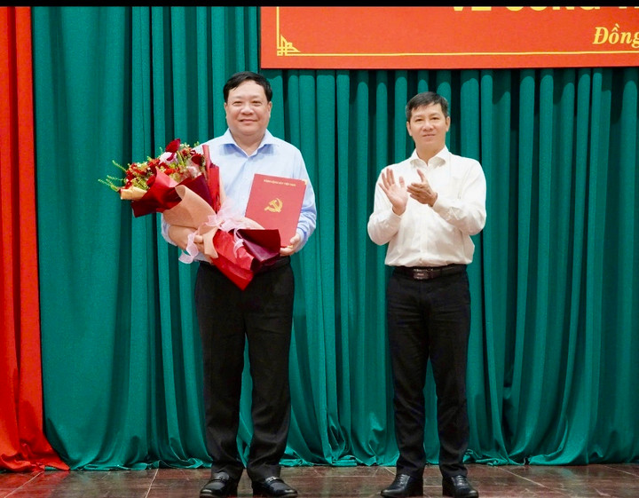 Ông Nguyễn Thành Tâm, Phó trưởng Ban Tổ chức Trung ương trao quyết định của Ban Bí thư cho ông Phạm Thành Ngại.