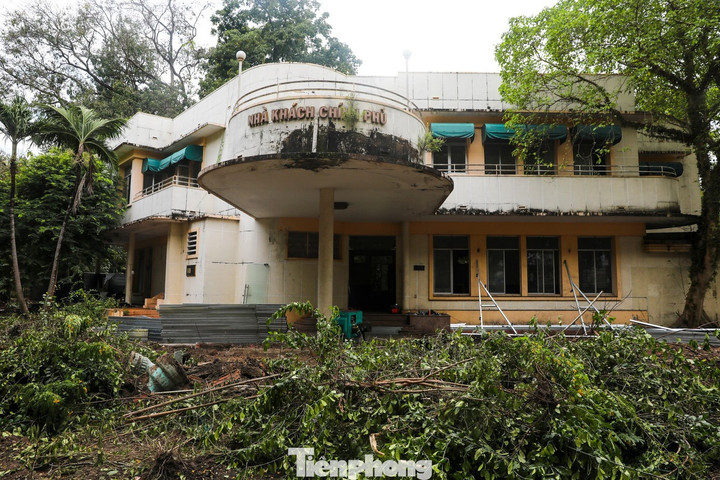 Nhiều biệt thự trong khu đất số 1 đường Lý Thái Tổ bị xuống cấp.