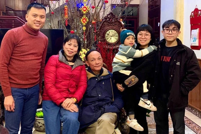 Huu Tri (zcela vpravo) a jeho sestra Ngoc Trang.