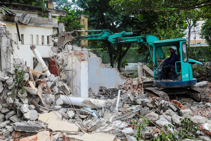 Công nhân đang phá dỡ biệt thự tại khu đất số 1 đường Lý Thái Tổ.
