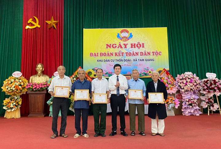 Ông Nguyễn Quang Sâm, Chủ tịch UBND xã Tam Giang, trao tặng giấy khen cho các gia đình văn hóa tiêu biểu.