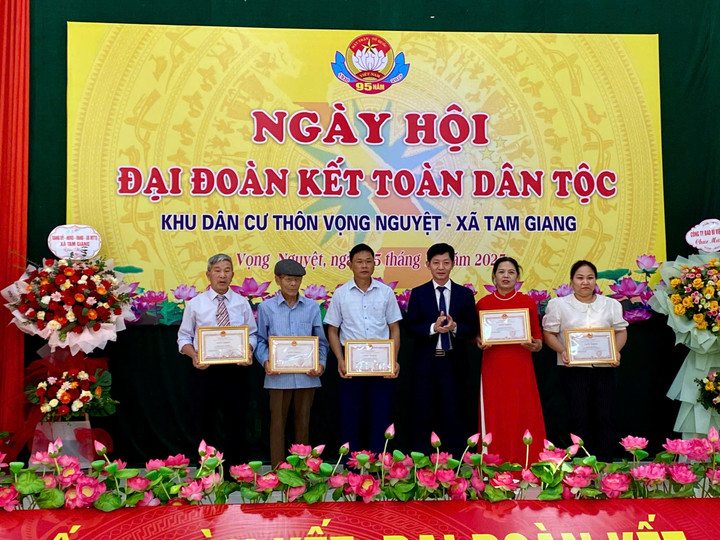 Ông Nguyễn Đức Thịnh, Phó Bí thư TT, Chủ tịch HĐND xã Tam Giang, tặng Giấy khen cho các gia đình văn hoá tiêu biểu thôn Vọng Nguyệt.