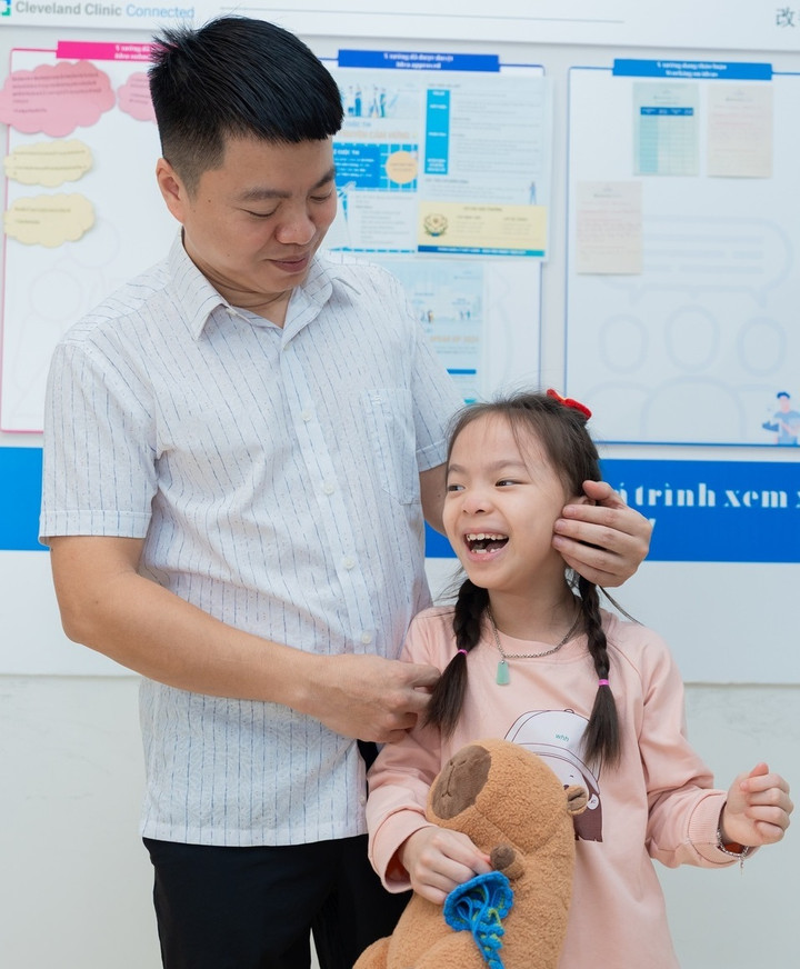 Hình ảnh bé Hà Vi bên cạnh cha trong ngày trở về Vinmec - Ngôi nhà đầu tiên của bé.