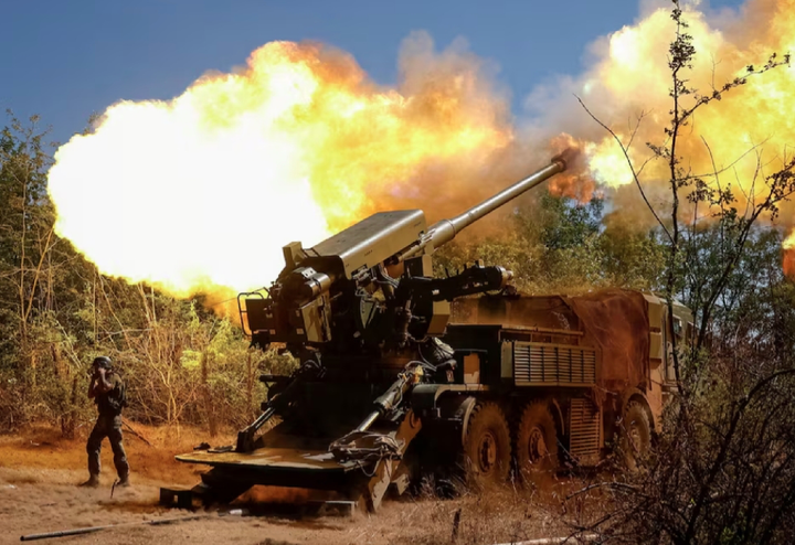 Quân đội khai hoả trên chiến trường. (Ảnh: Reuters)