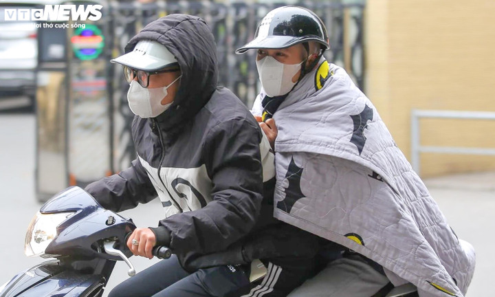 Từ tối 17/11, Hà Nội chuyển mưa rét, nhiệt độ thấp nhất 13°C. (Ảnh: Viên Minh)