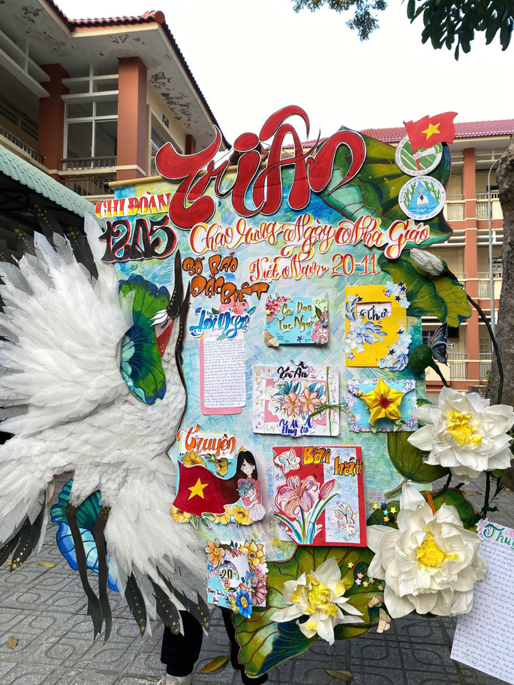 Nástěnné noviny střední školy Tay Nam (HCMC) používají symboly „lotosu“ a „jeřába“ z vietnamské kultury. Tyto obrázky nejsou jen estetické, ale obsahují také poselství o čistotě, odolnosti a pilnosti vietnamského lidu. Prostřednictvím produktu chtějí studenti vyjádřit hlubokou vděčnost učitelům – lidem, kteří vedou, inspirují a pomáhají každé generaci studentů letět vysoko a daleko na cestě poznání.