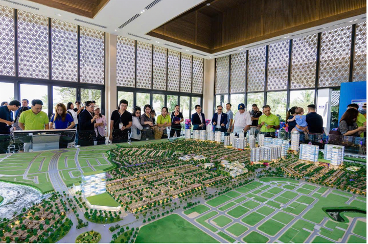 Khách hàng tham quan một dự án giáp ranh phía đông TP.HCM.