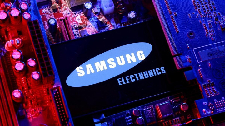Papan induk bermerek Samsung, melambangkan strategi Korea Selatan untuk memperluas produksi chip untuk kecerdasan buatan. (Sumber: Getty Images)