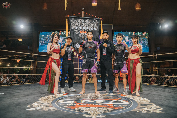 Bùi Văn Hùng (đứng giữa) giành chiến thắng.