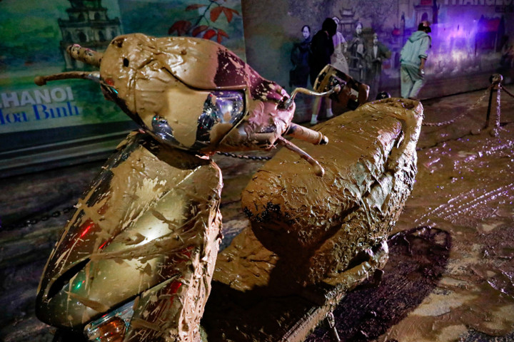 Nhiều xe máy không thể khởi động sau tai nạn, khiến việc di chuyển của người dân bị ảnh hưởng.