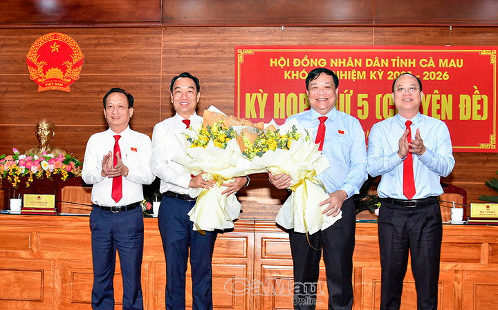 Bí thư Tỉnh uỷ Nguyễn Hồ Hải và Chủ tịch HĐND tỉnh Phạm Văn Thiều, tặng hoa đồng chí Phạm Thành Ngại và đồng chí Lữ Quang Ngời.