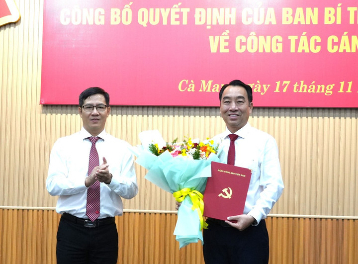 Tân Phó Bí thư Tỉnh ủy Cà Mau Lữ Quang Ngời nhận Quyết định của Ban Bí thư. (Ảnh: VGP/LS)