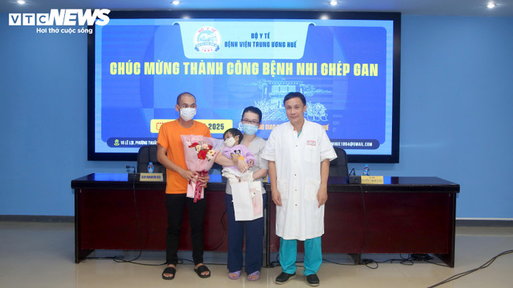 GS.TS Phạm Như Hiệp - Giám đốc Bệnh viện Trung ương Huế tặng hoa chúc mừng gia đình trong ngày bệnh nhi Nguyễn Tường V. được xuất viện.