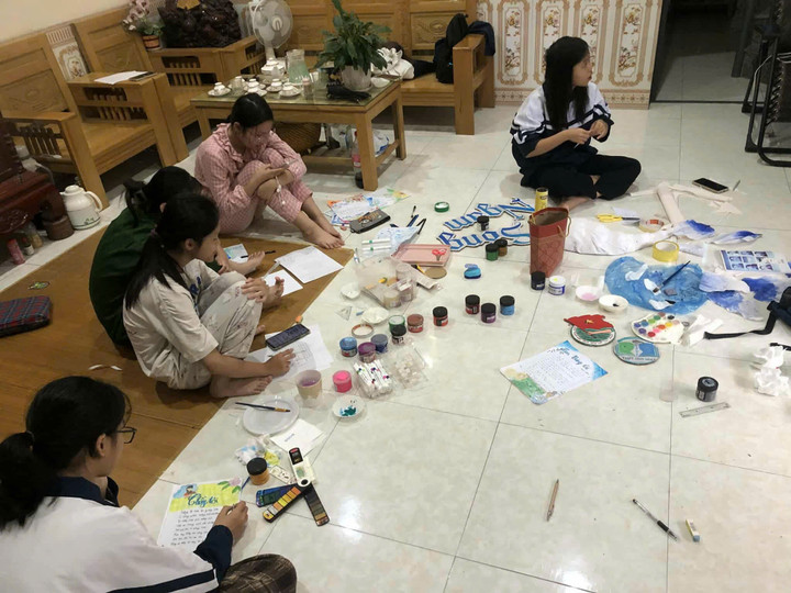 Na střední škole Ung Hoa B (Hanoj) se studenti aktivně zapojili do výroby nástěnných novin. Od fáze vymýšlení nápadů, kreslení ilustrací až po zdobení, studenti s nadšením spolupracovali. Aktivita nebyla jen soutěží, ale také vytvořila příležitost pro třídu ke sjednocení a zároveň vyjádření své kreativity a pocitů vůči svým učitelům (Foto: NVCC)