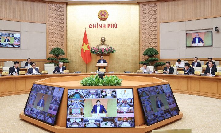 Thủ tướng chủ trì phiên họp Chính phủ tháng 10 trực tuyến với các địa phương, hôm 8/11. (Ảnh: VGP)