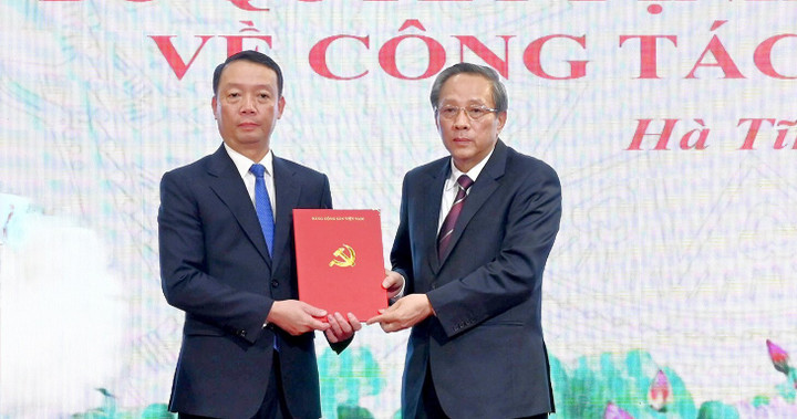 Ông Hoàng Đăng Quang - Phó Trưởng ban Thường trực Ban Tổ chức Trung ương trao quyết định tân Phó Bí thư Tỉnh ủy Hà Tĩnh Phan Thiên Định (người đứng bên trái)