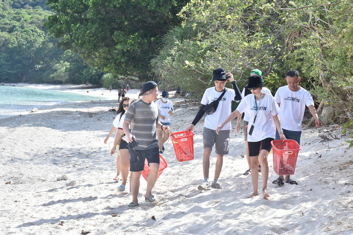Turister plockar med sig skräp vid Hon Bay Canh. (Foto: Nguyen Minh)