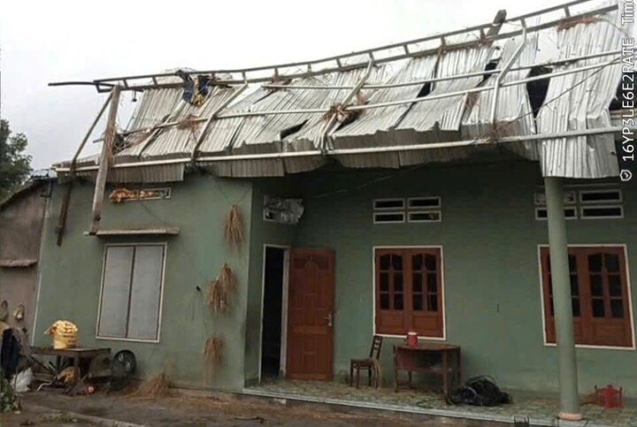 Lốc xoáy khiến nhiều nhà dân bị hư hỏng. (Ảnh: Q.N)