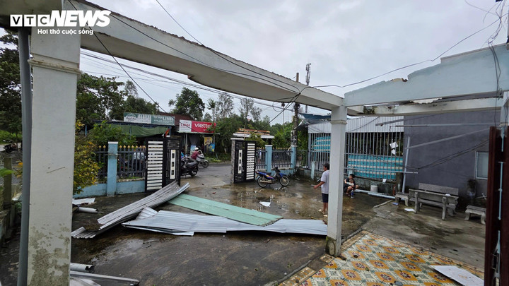 Đến sáng 17/11, lực lượng chức năng xã Chiên Đàn tiếp tục kiểm tra mức độ thiệt hại để tổng hợp báo cáo và hỗ trợ người dân khắc phục hậu quả.