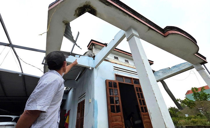 Ông Phan Lân (68 tuổi, trú thôn Trường Mỹ, xã Chiên Đàn) vẫn chưa hết bàng hoàng sau trận lốc xoáy đêm qua: “Trong lúc cả nhà đang chuẩn bị đi ngủ thì nghe gió rít liên hồi. Chỉ trong vài phút, nhà tôi đã bị tốc mái hiên và ngoài sân. Rất may, các thành viên trong gia đình vẫn an toàn".
