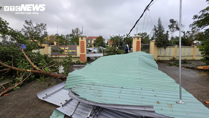 Theo thống kê sơ bộ, lốc xoáy làm 2 nhà dân tốc mái hoàn toàn, gần 20 nhà dân bị tốc mái một phần, nhiều cây cối ngã đổ. Khi cơn lốc càn quét, có 2 người dân bị thương và được đưa đi cấp cứu tại bệnh viện ngay trong đêm.