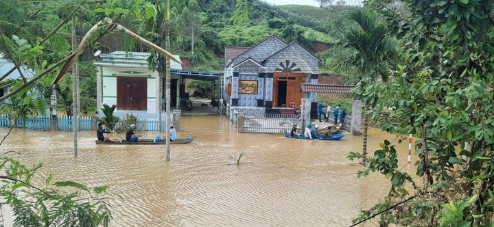 Cơ quan chức năng cung cấp nhu yếu phẩm cho bà con.