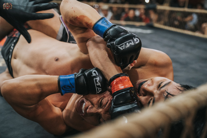 Nguyễn Trần Tự Do thua vì đòn khóa siết.