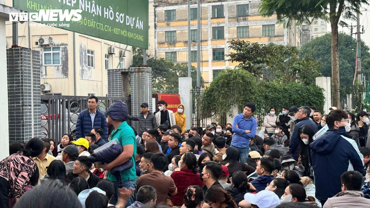 Người dân xếp hàng từ chiều...